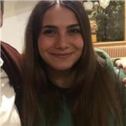 studentessa universitaria offre lezioni di inglese online e domicilio